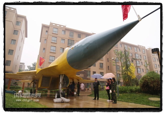 小區(qū)突然出現(xiàn)“飛機(jī)坦克”，其中殲15艦載戰(zhàn)斗機(jī)一架、99式主戰(zhàn)坦克一輛、武直-10武裝直升機(jī)一架，吸引了眾多市民雨中圍觀、合影。