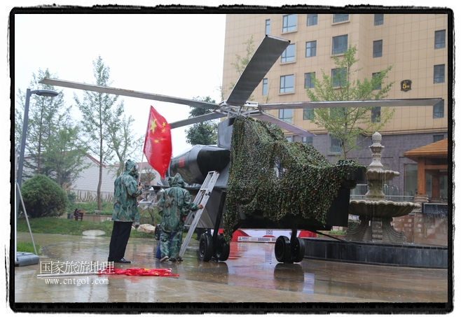 小區(qū)突然出現(xiàn)“飛機(jī)坦克”，其中殲15艦載戰(zhàn)斗機(jī)一架、99式主戰(zhàn)坦克一輛、武直-10武裝直升機(jī)一架，吸引了眾多市民雨中圍觀、合影。