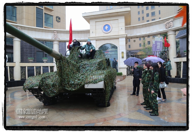 小區(qū)突然出現(xiàn)“飛機(jī)坦克”，其中殲15艦載戰(zhàn)斗機(jī)一架、99式主戰(zhàn)坦克一輛、武直-10武裝直升機(jī)一架，吸引了眾多市民雨中圍觀、合影。