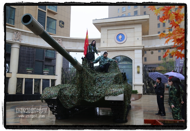 小區(qū)突然出現(xiàn)“飛機(jī)坦克”，其中殲15艦載戰(zhàn)斗機(jī)一架、99式主戰(zhàn)坦克一輛、武直-10武裝直升機(jī)一架，吸引了眾多市民雨中圍觀、合影。