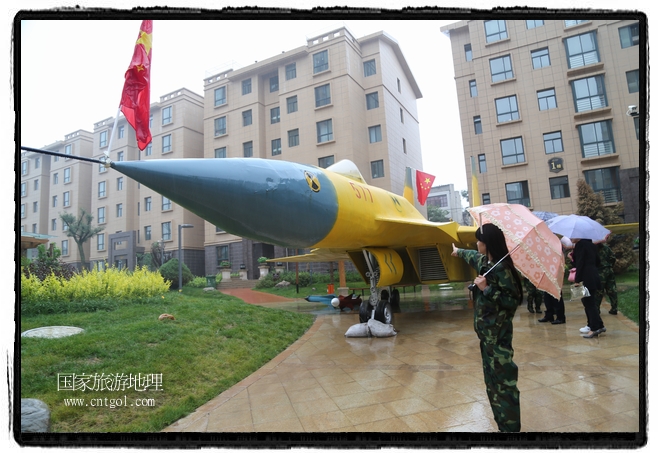 小區(qū)突然出現(xiàn)“飛機(jī)坦克”，其中殲15艦載戰(zhàn)斗機(jī)一架、99式主戰(zhàn)坦克一輛、武直-10武裝直升機(jī)一架，吸引了眾多市民雨中圍觀、合影。