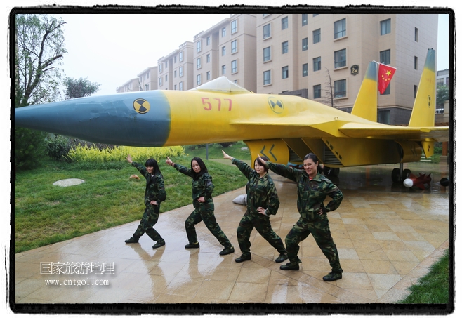 小區(qū)突然出現(xiàn)“飛機(jī)坦克”，其中殲15艦載戰(zhàn)斗機(jī)一架、99式主戰(zhàn)坦克一輛、武直-10武裝直升機(jī)一架，吸引了眾多市民雨中圍觀、合影。