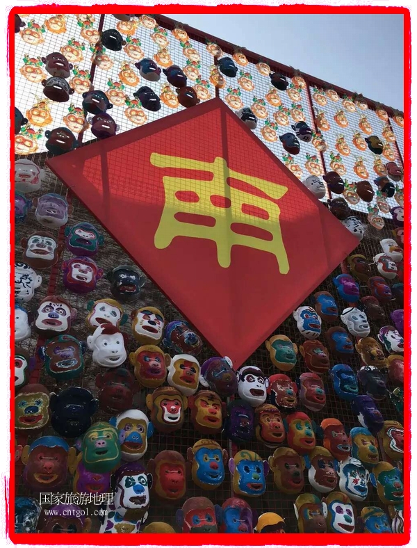 中國規(guī)模最大的猴面具彩繪在南潯古鎮(zhèn)展示。猴子真是今年最紅的動(dòng)物。 