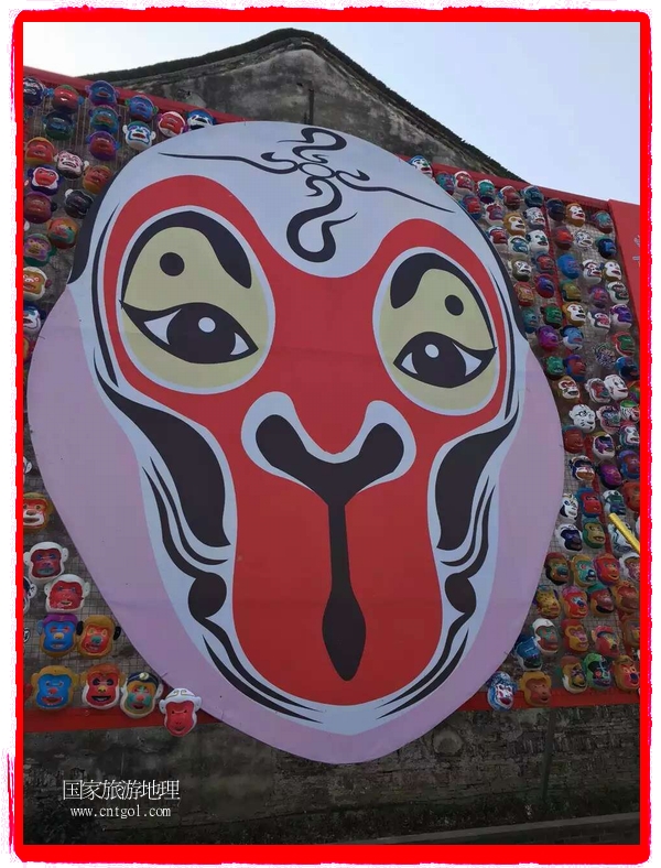 中國規(guī)模最大的猴面具彩繪在南潯古鎮(zhèn)展示。猴子真是今年最紅的動(dòng)物。 