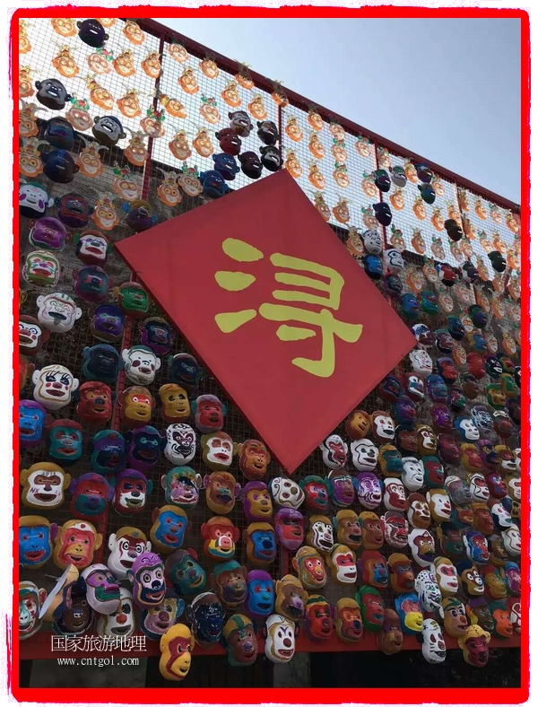 中國規(guī)模最大的猴面具彩繪在南潯古鎮(zhèn)展示。猴子真是今年最紅的動(dòng)物。 