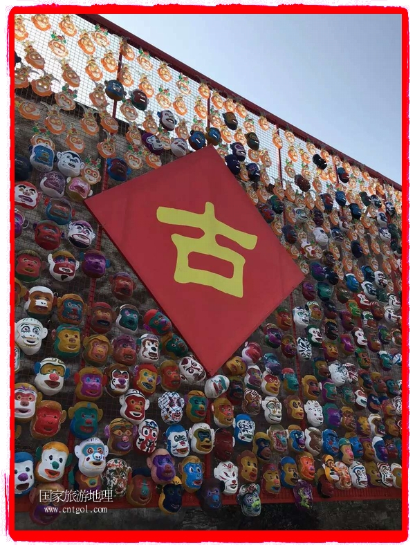 中國規(guī)模最大的猴面具彩繪在南潯古鎮(zhèn)展示。猴子真是今年最紅的動(dòng)物。 