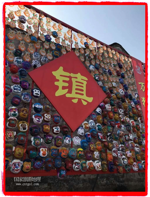 中國規(guī)模最大的猴面具彩繪在南潯古鎮(zhèn)展示。猴子真是今年最紅的動(dòng)物。 