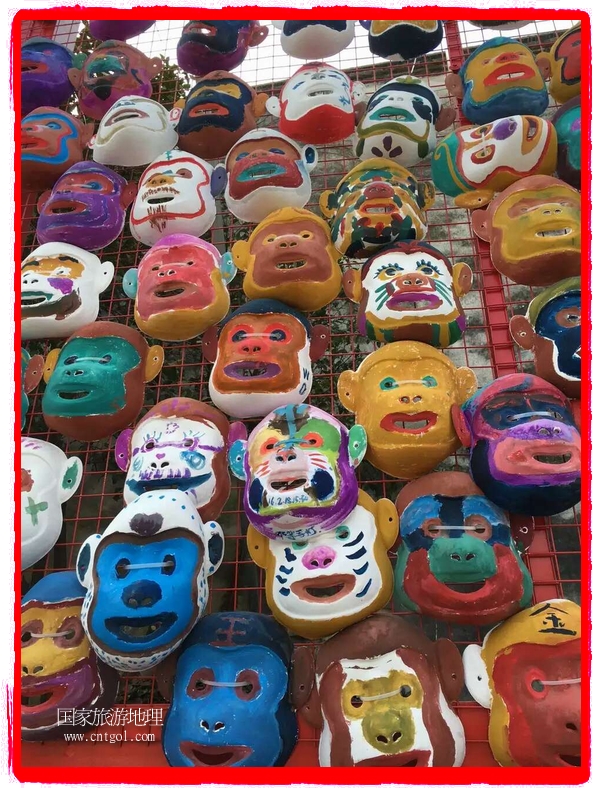 中國規(guī)模最大的猴面具彩繪在南潯古鎮(zhèn)展示。猴子真是今年最紅的動(dòng)物。 